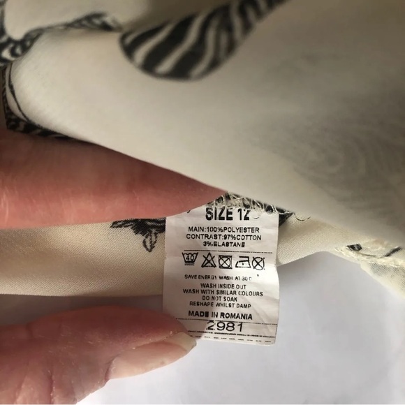 Cute Zebra Blouse Size Medium - Picture 6 of 6